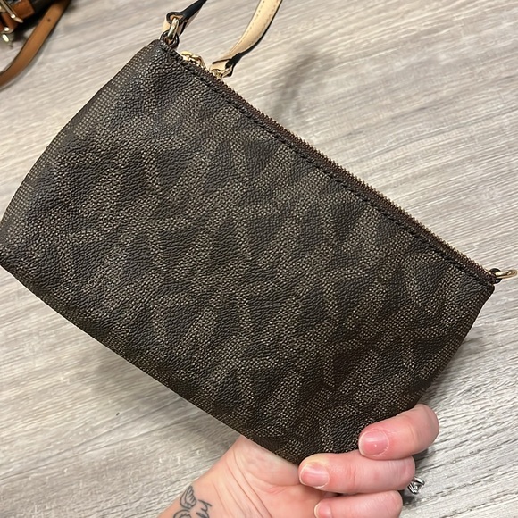 Like new Michael Kors Wristlet - Picture 4 of 11